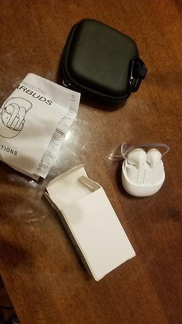 ucuz nausnikler: Simsiz stereo qulaqlıqlar – ağ rəngdə, şəffaf qapaqlı kompakt şarj — 3