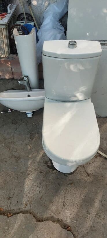 tualet ucun unitaz: Ağ rəngli unitaz dəsti, tualet qabı, su çəni və qapaqdan ibarətdir — 5