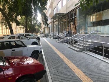 аренда торгового места в магазине: Gənclik metrosuna yaxın yol kənarı ümumi sahəsi 220 kv,m olan, obyekt — 9