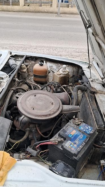 азербайджан авто: VAZ 2107, ağ rəng, sedan kuzov. Texniki xüsusiyyətlər: - Arxa — 8