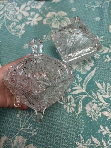 şəkər yemi: İki ədəd şüşə qənd qabı. Hər ikisi dörd ayaqlı, kvadrat formalı və — 1