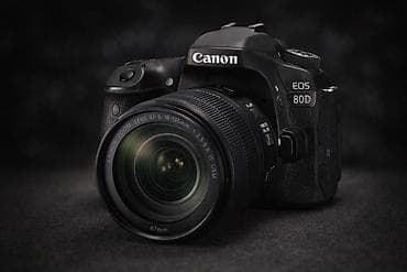 buds live: •	Canon 80D body + Canon 18-135mm lens 	•	Lens zoom funksiyalı, çox — 4