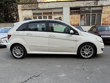 maşınlar satisi: Mercedes-Benz B180, ağ rəng, kompakt MPV/geniş hatchback.Barter — 3