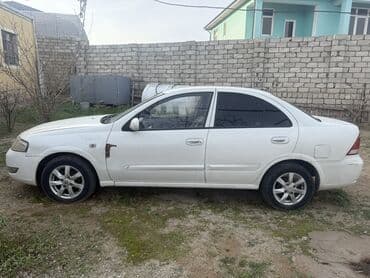 Ağ rəngli sedan avtomobil. - Kuzov: 4 qapılı, aerodinamik sedandır