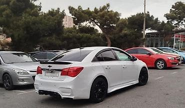 volkswagen passat 2004: Chevrolet Cruze – sedan, ağ rəng, sport üslubunda tam body-kiti ilə — 6