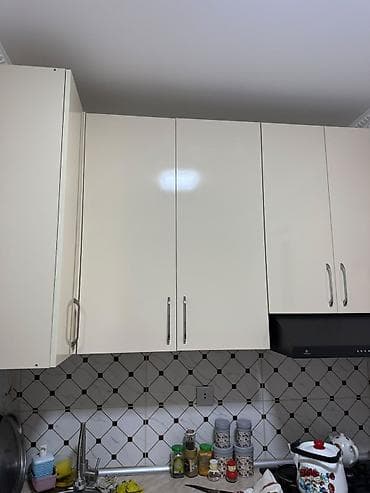 tavalar: Bej Parlaq laminat mətbəx mebeli Üst dolablar: 5 qapılı modul — 3