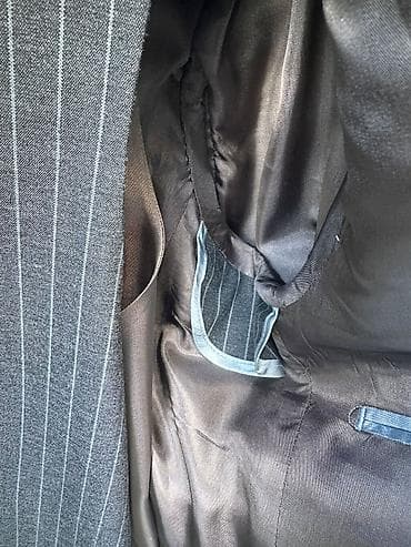 paltar kisi: Klassik kişi kostyumu – boz rəngdə, incə ağ şaquli zolaqlı “pinstripe” — 6