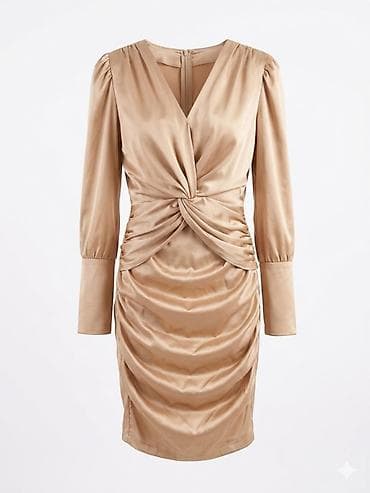 Zərif bej rəngdə atlas effekti olan qısa don. - V‑yaxa, ön hissədə