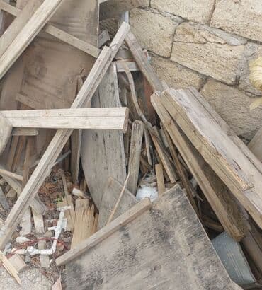 Müxtəlif ölçülü və formalı taxta parçaları. Bu materiallar müxtəlif