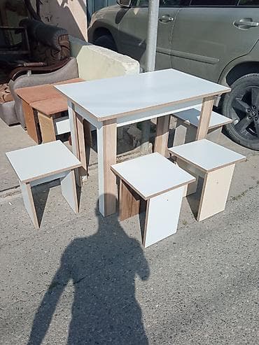ag qapilar: Mətbəx üçün, Yeni, Açılmayan, Dördbucaq masa, 4 stul — 2