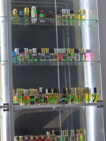 Ətir yağları kolleksiyası - Şüşə vitrinlərdə müxtəlif ölçülü roll-on