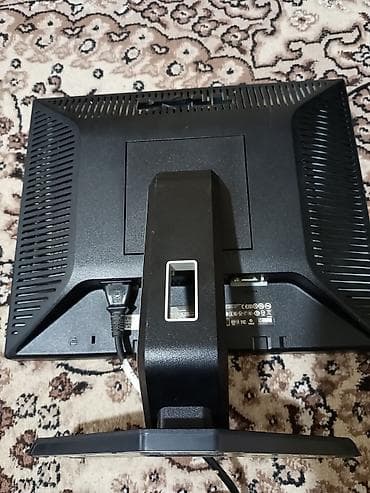 manitor dell: Dell LCD monitor + Genius klaviatura dəsti - Monitor: Dell 17" LCD — 4