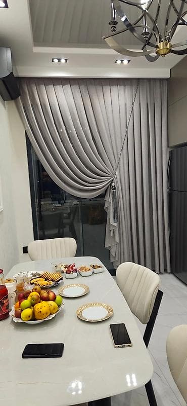 Pərdələr otağa zəriflik və rahatlıq qatır. Yüksək keyfiyyətli