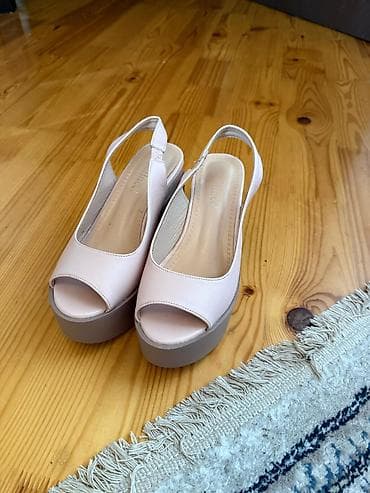 Brend: Bellucci Model: Açıq burunlu slingback platform sandal Rəng