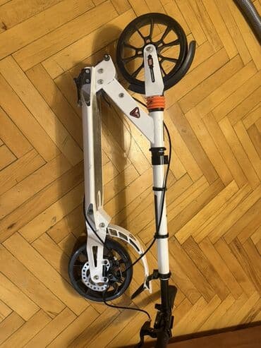 Şəhər üçün qatlanan şinli skuter - Rəng: ağ-qara - Böyük diametrli