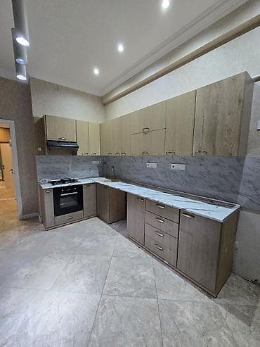 Mətbəx mebeli dəsti – L formalı, açıq ağac teksturalı fasadlar, mərmər
