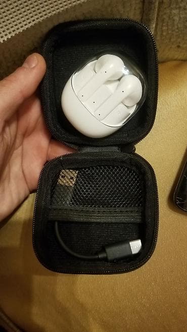 ucuz nausnikler: Simsiz stereo qulaqlıqlar – ağ rəngdə, şəffaf qapaqlı kompakt şarj — 2