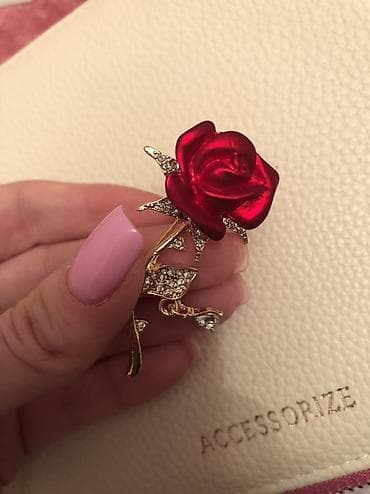 Şəxsi əşyalar: Qızıl rəngli qızılgül broşu Həzi Aslanov metrosunun yanında, 245 — 3