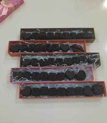 Skoladlarla adlarin yazilmasi