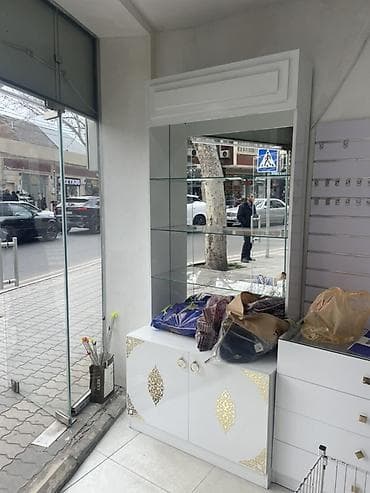 Şüşəli dolab vitrini