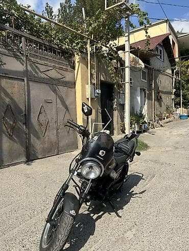 Moped/motosiklet – qara rəng, şəhər və gündəlik sürüş üçün kompakt