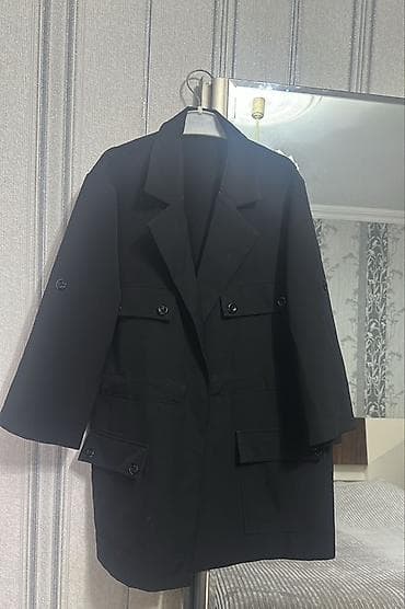 Qara rəngli uzun blezer/kurtka - Dizayn: Geniş qapaqlı döş cibləri və