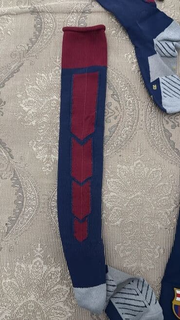 Digər idman və istirahət malları: Bu futbol dəsti qırmızı və göy zolaqlı futbol forması, şortu və — 7