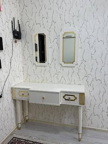 hamam dolablari: Ağ-qızılı dizaynda makiyaj/konsole masası və cüt güzgü dəsti. - Rəng — 1