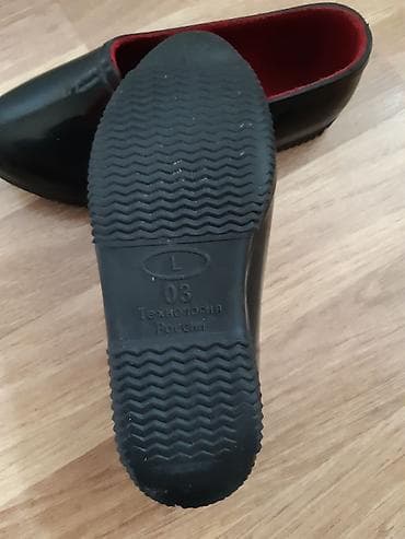 çekmeler: Uşaq rezin başmaqları - Rəng: qara (parlaq), iç hissə qırmızı astarlı — 4