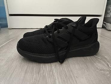 krasofka qadın: Tam qara Adidas idman ayaqqabısı - Model: qaçış/treyninq tərzində — 2