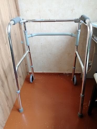 yürüş bandı: Təkərlı gəzinti çərçivəsi (rollyator tipli yürüteç) - Material — 2