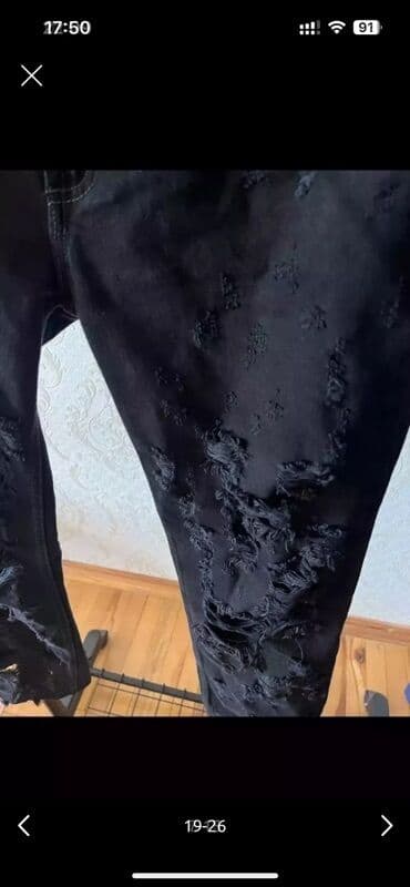 zeynep bastik baku: Zara Qara rəngli, yırtıq detallı cins şalvar. Dizlərdə və digər — 5