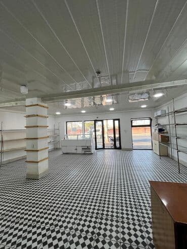 сайты по недвижимости: Kərpic fasadlı və böyük vitrin pəncərələri olan kommersiya obyektidir — 3