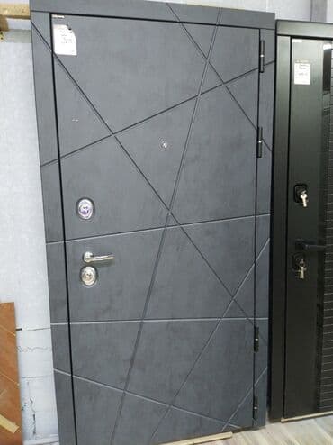 serf qapılar: Qapının boz rəngdə metal konstruksiyası var və üzərində müasir həndəsi — 1