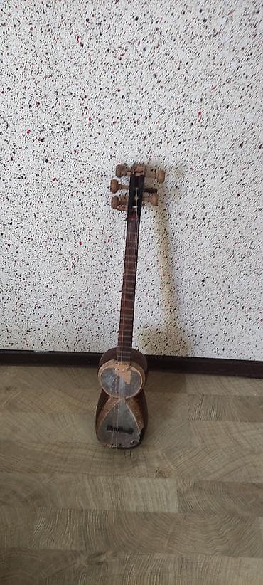 gitara klasik: Məhsul: Tar (xalq simli musiqi aləti).Evde usaqindir illərin — 2