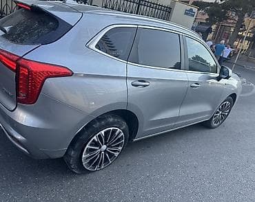 Great Wall: Haval Jolion HEV hibrid krossover. Avtomobil gümüşü rəngdədir və — 2