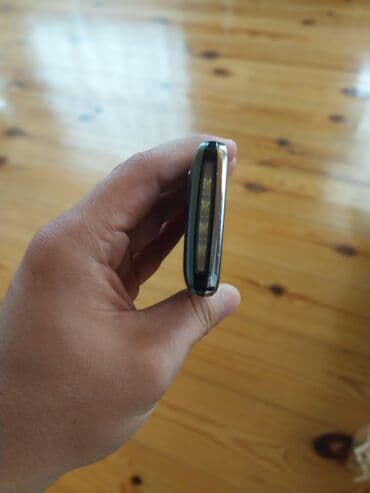 telefonlar redmi: Itel brendinin düyməli mobil telefonu, tünd yaşıl rəngdə. Telefonun ön — 3