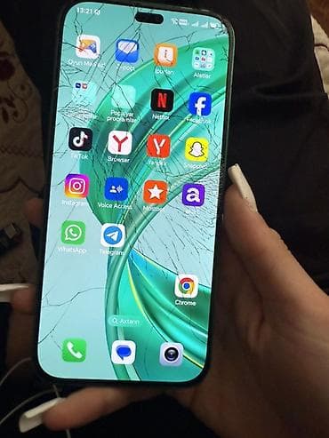 Məhsul: Yaşıl rəngli smartfon (ön hissədə Dynamic Island tipli kamera