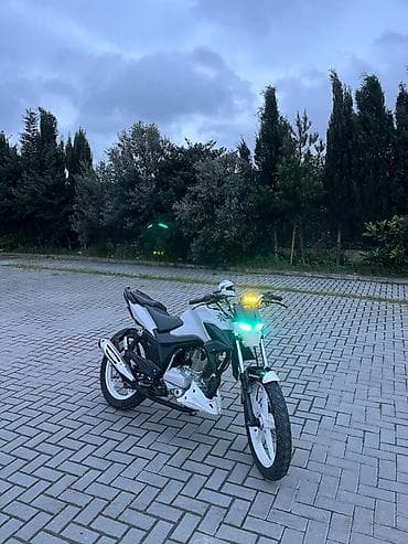 Kafe-racer/streedfighter üslubunda modifikasiya olunmuş motosiklet