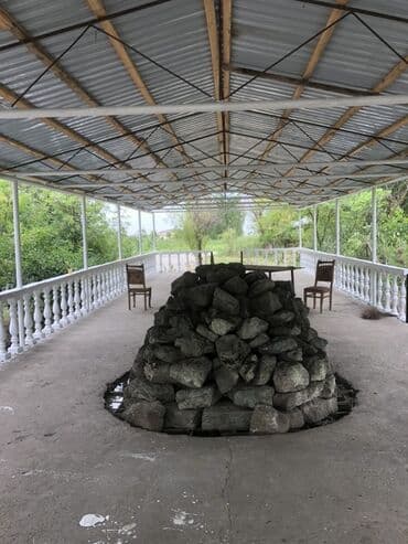 bağ evinde qalmaga aile axtarilir 2022: Ağ rəngdə, geniş sahəyə malik, bir mərtəbəli bina. Bina müxtəlif — 9