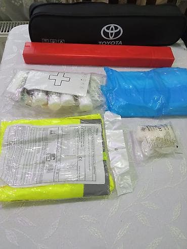 əlcek: Avtomobil üçün təcili yardım çantası, üstündə Tayuta yazılan canta 25 — 5