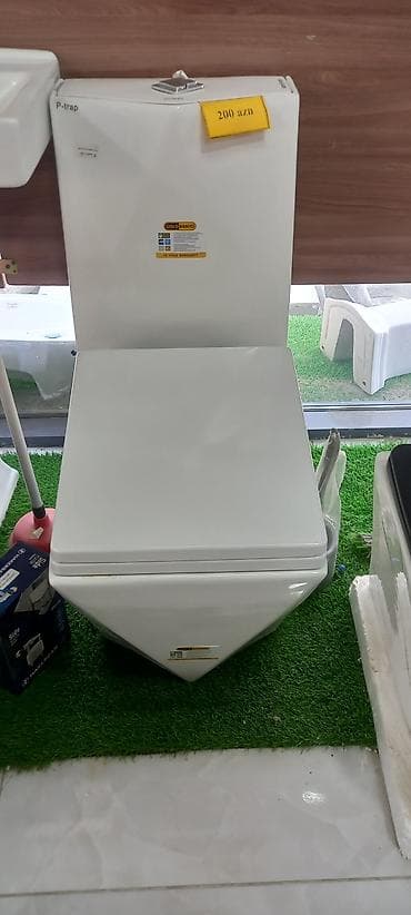 Ağ rəngdə təkparça tualet, müasir hamam otaqları üçün uyğundur