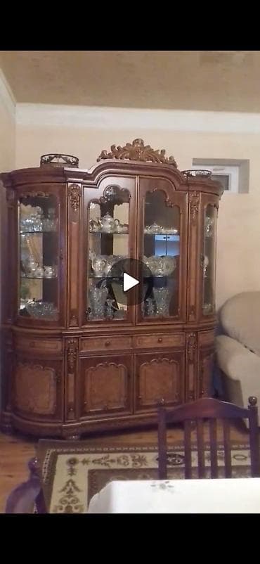 Полочные витрины: Стеклянная витрина-шкаф — 1