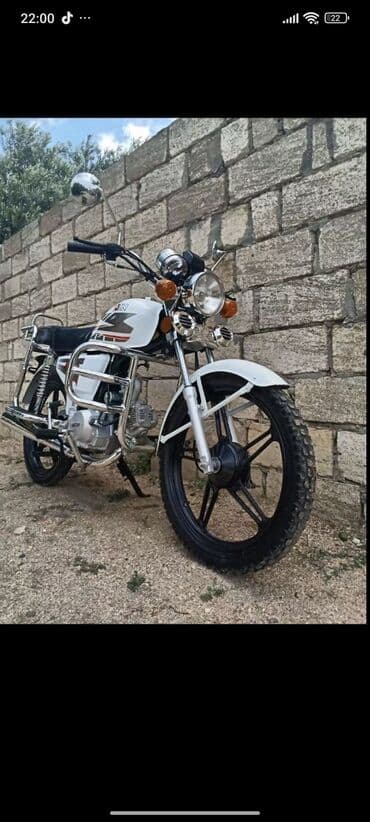 ucuz matasklet: Ağ rəngli, yol üçün nəzərdə tutulmuş motosiklet. Bu motosikletin əsas — 4