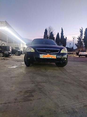 LADA Priora liftback, tünd mavi rəng. - Kuzov: 5 qapılı liftback