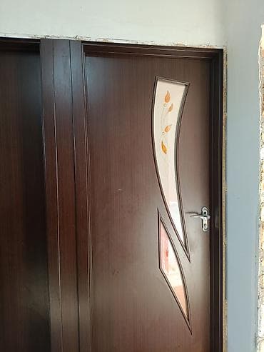 Taxta qapı – dekorativ şüşəli model - Material: tünd qəhvəyi rəngdə — 1