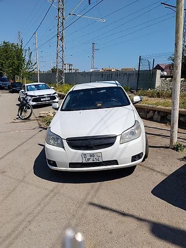 20 lik disk teker: Chevrolet Epica, ağ rəng, sedan masin otur sur masindi sekilde — 2