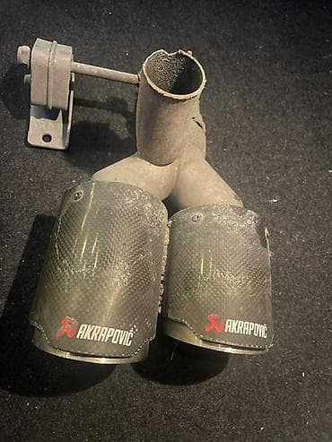 ehtiyat hiseler: Akrapovič egzoz ucluqları – karbon lif örtüklü, ikili çıxış - Brend — 1