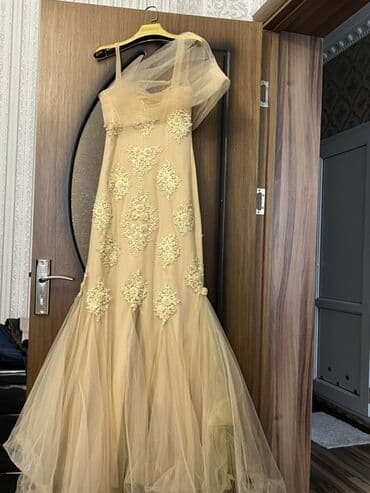 Qızılı-bej rəngdə zərif gecə/libas. - Siluet: balıq/kloş aşağı