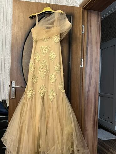 qizil qolbagilar: Qızılı-bej rəngdə zərif gecə/libas. - Siluet: balıq/kloş aşağı — 1